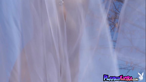 Play MP4 - Petite Costa Rican teen Katherinne Sofia removes her tiny silver bikini