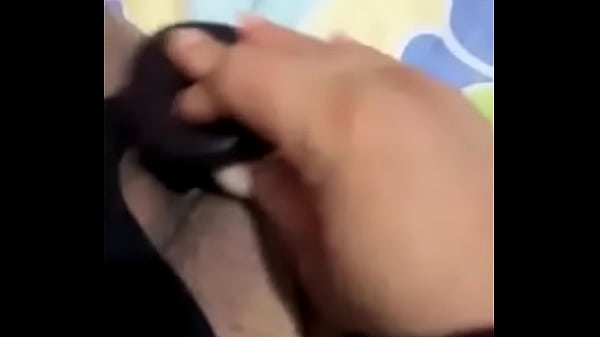 Gimemientras se mete un dildo