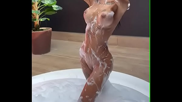 Nonton Gostosa Da Tati Zaqui Na Banheira thumbnail