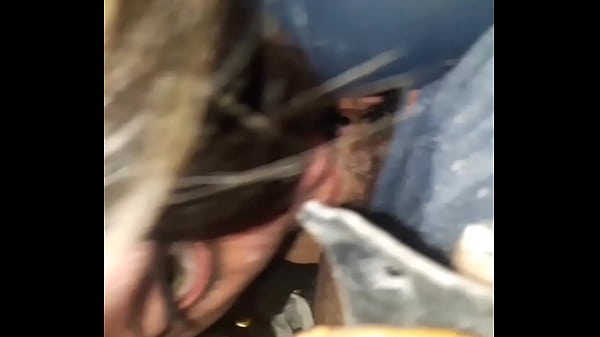 Play MP4 - Est&aacute;bamos viajando en el auto y ten&iacute;a ganas de chuparle la verga