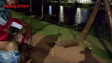 Marido Filma Esposa Vestida De Mam&atilde;e Noel No Mirante thumbnail