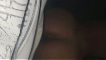 POV RE Cogiendo a morena perdida en la carretera en un barrio oscuro