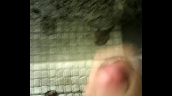 Play MP4 - Tirei leite do meu pau gozando na parede do banheiro