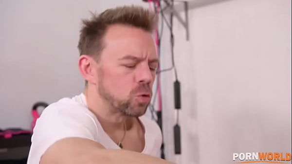 Footjob Workout In The Gym thumbnail