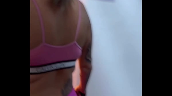 Fui treinar na academia com um plug anal no cu fiquei com muito tes&atilde;o chegar em casa meu cu vai t&aacute; lubrificado e largo pra mete rola dentro