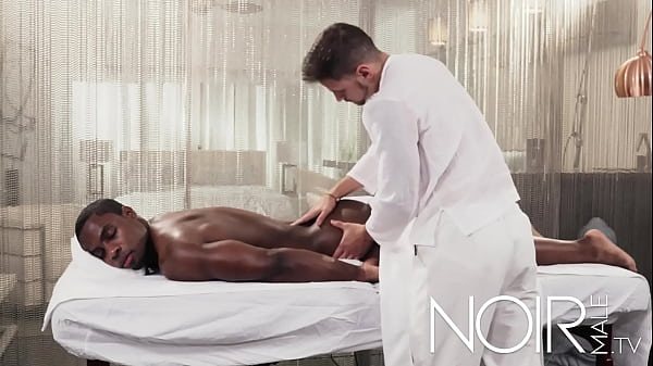 Je fais un massage &agrave; mon ami noir et je finis par le baiser 