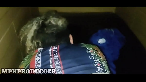 Fudendo o rabo da trans na balada , acabou gozando no seu cu. 