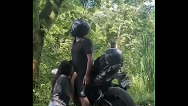 Play MP4 - Moteros Bikers se alejan de la ruta para un rapidin