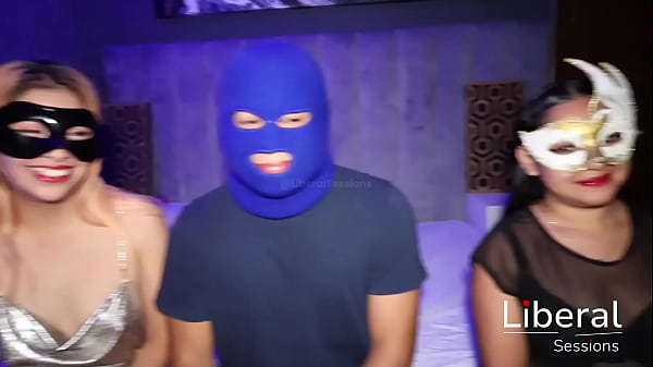 Pareja swinger hace tr&iacute;o con chica unicornio esposo suertudo