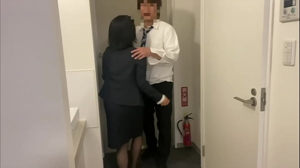 Nonton 仕事終わりの彼女と一緒に自宅に帰ってきて即彼女とキスしてスーツのままsexするカップル。 thumbnail