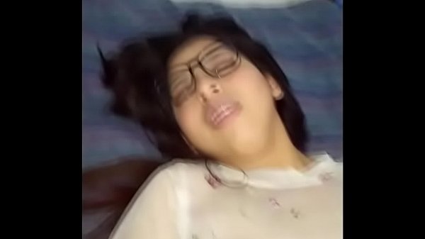 Play MP4 - Entro al cuarto de la hermanastra de mi amiga y se deja tocar