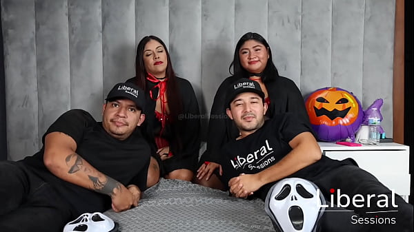 Pareja De Amigos Hacen Su Primer Intercambio thumbnail