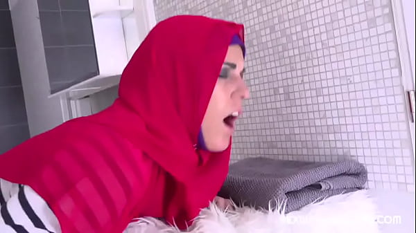 Curvaceous_muslim goddess shows someskill