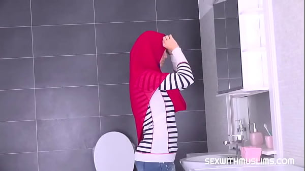 Curvaceous muslim goddess shows_some skill