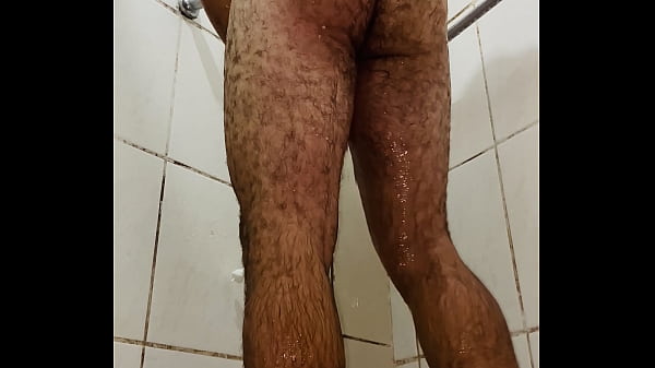 Dotado tomando banho e aproveitando pra bater uma 