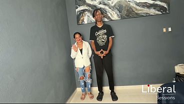 Nonton Chica Petite Y Su Primera Experiencia Con Una Verga Negra thumbnail