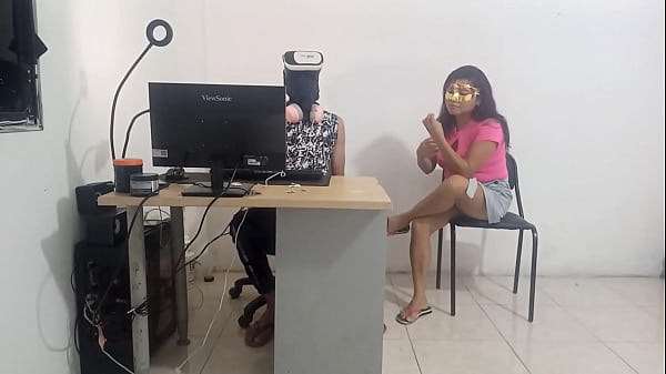 Todo Ocurrio En La Misma Habitacion!! Tuve Sexo Con Mi Hermanastro Mientras Mi Novio Estaba Jugando En La Realidad Virtual. Mi Hermanastro Me Dio Mucho Sexo Intenso Como Su Puta thumbnail