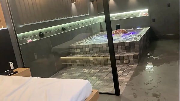 Transamos na banheira ficou de quatro e enfiei minha rola toda 