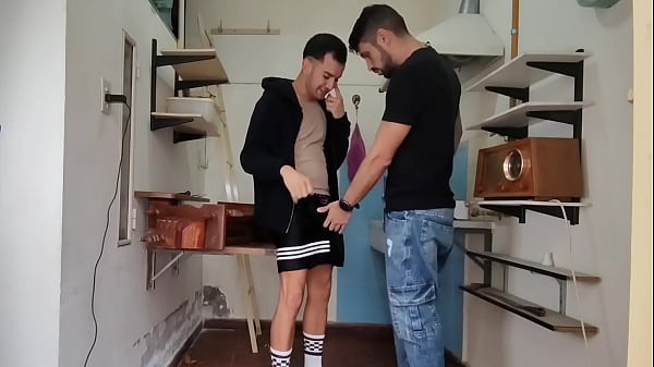 Los Pantalones Hinchados Con Los Huevos Llenos De Leche thumbnail