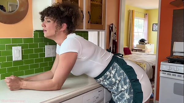 Play MP4 - Stepmom's Cookies Bring All The Boys to The Yard