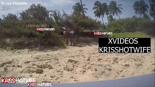 Corno_Manso Fica Assistindo Sua EsposaKriss Hotwife Cheia De_Tesão Sendo Fudida PeloRealizador Baiano Na Praia Pública MovimentadaCorrendo o Risco De Serem Flagrados
