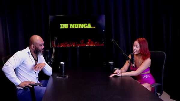 A m&atilde;e e pai a apoia, transou com tr&ecirc;s, respondeu as perguntas do "eu nunca", e mama, senta ou passa - Bruna Ferrari (WATCH ON: SHEER/RED) 