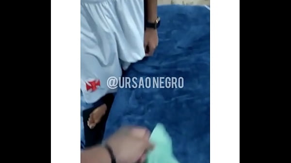 Play MP4 - Voltei de viagem da&iacute; trouxe um presente pros meus mavambos &comma; afinal sou bonzinho da&iacute; pedi pra eles fazer uma n&eacute; que eles vieram da&iacute; fiquei assistindo tudo de camarote - COMPLETO NO RED