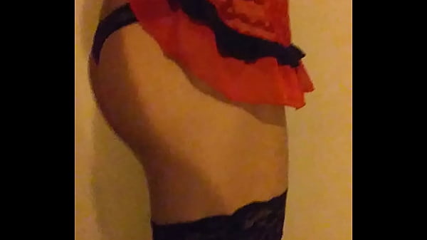 Vestida en casa cuando estoy sola    exitada modelando  ropa sexy 