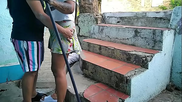 Play MP4 - volvi&oacute; mi manicurista favorita&comma; la que me da esa buenas mamadas de culo y de concha al aire libre sin pena a que nos miren