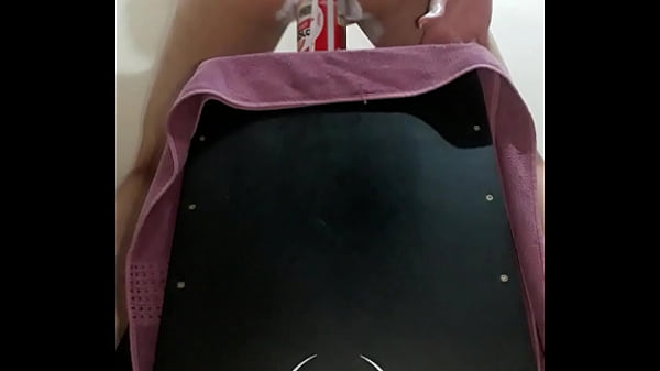 Louco por rola, novinho se acaba no consolo 