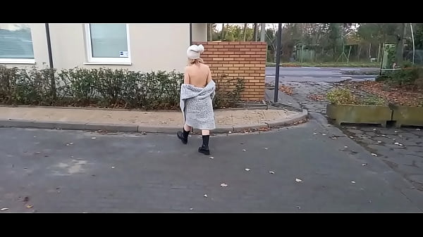 Amateur naked walk