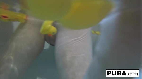 Play MP4 - Sexy Nadia takes a bath with some rubber duckies