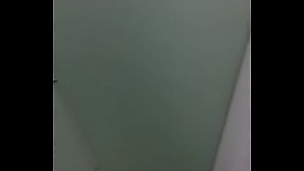 Gozando no banheiro da academia