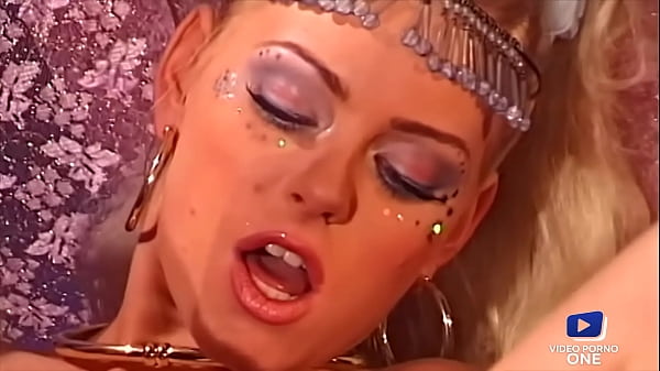 Claudia Jamsson et Hannah, enculée_au pays des mille et_une nuits