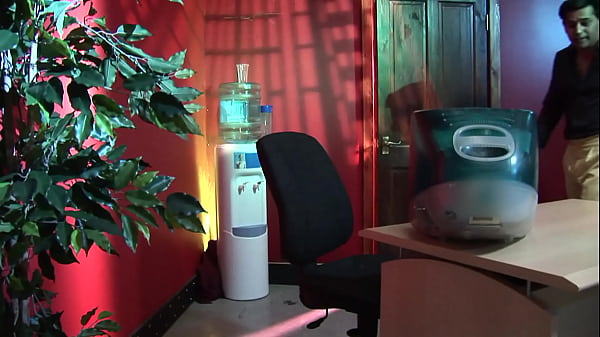 Nonton A Sexy Blonde, After Fucking On The Desk And On The Chair, Gets A Cum Load On Her Mouth And A Golden Shower On Her Big Boobs thumbnail