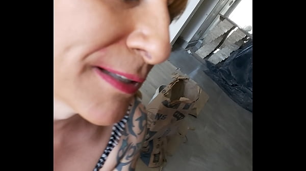 Play MP4 - Entrega do carro faz com que o rapaz banhe minha bunda de porra&excl;&excl;&excl; Pauzudo deliciosooo&excl;&excl;&excl;