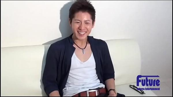 街中で買い物中だった短髪にインテリ系の落ち着きのあるカコカワフリーターをガチナン！お肌ツルツルの美青年！服を脱ぐとしっかり締まった肉体美を披露！ thumbnail