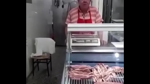 Hombre se desnuda en una carniceria y pasa esto (termina sexual)
