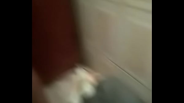 Nonton Saindo Do Chuveiro thumbnail