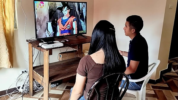 Play MP4 - empleada y yo&colon; Mi  linda empleada viene a mi casa mientras veo dragon ball y comiensa a chupar mi gran polla para que me la folle