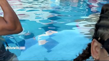 Engolindo Pau De Cabe&ccedil;a Pra Baixo Na Piscina: Gozamos Gostoso Na Frente De Todos E Do Corno thumbnail