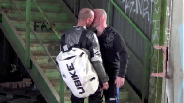 Il Se Fait Baiser Par Un Motard H&eacute;t&eacute;ro thumbnail