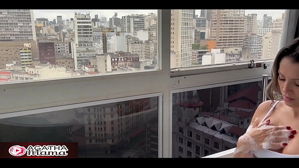 Nonton Agatha Mama Em: Enquanto Meu Marido Est&aacute; No Trabalho Eu Transo Seu Melhor Amigo Na Banheira - Gr&aacute;tis thumbnail