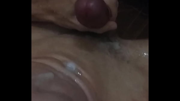 Batendo uma no chuveiro 