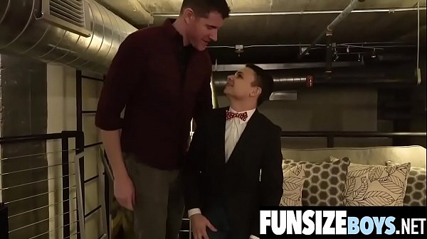 Slim twink hole banged raw by massive cock 