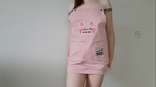 милашка врозовом_сарафанедрочит свою киску и получает сильные оргазмы