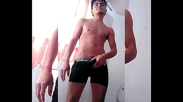 Play MP4 - AS&Iacute; RECIBO A MI BRO CON LA VERGA DE FUERA PARA QUE SE RELAJE CUANDO LLEGA DEL TRABAJO