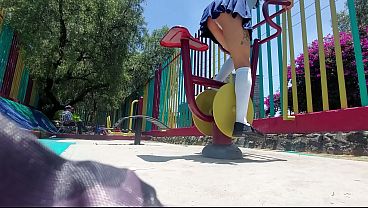 Putita en el parque se le ven las bragas