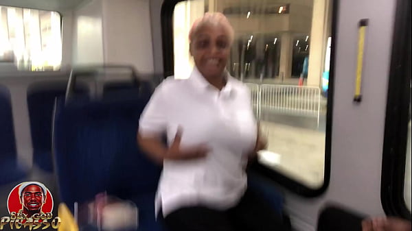 Nonton Thelastrealtop & Mshoneyroseatl Public Bus Dick Sucker thumbnail