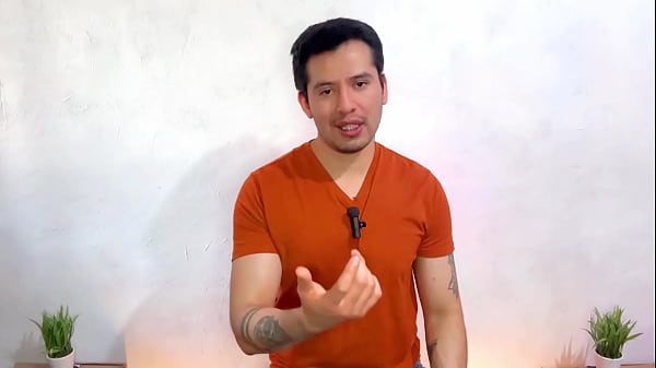 Patron maduro dotado de 20cm pone_al jardinero musculoso adarle sexo oralmientras su esposa no esta en casa Relato sexual